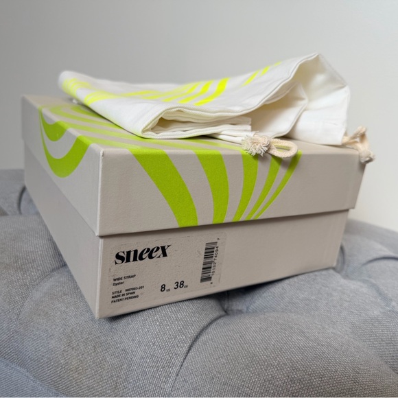 SNEEX! Icon in black. Like new. Comes with box and dust bags. - Picture 8 of 8